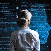 Si la IA tiene que decidir a quién contrata, elegirá a un hombre maduro antes que a una mujer