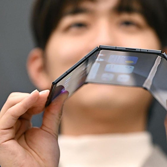 Samsung presenta su primer 'smartphone' plegable con tres pantallas