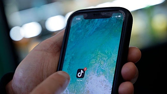 Bruselas exige a TikTok cambiar su diseño por ser adictivo: «Es peligroso para los niños»