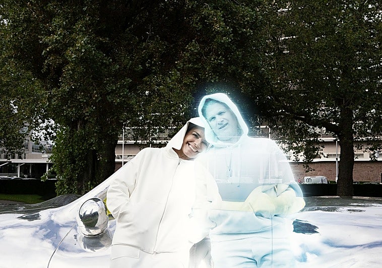 Alicia Framis con Ailex, un holograma rubio y con ojos azules.