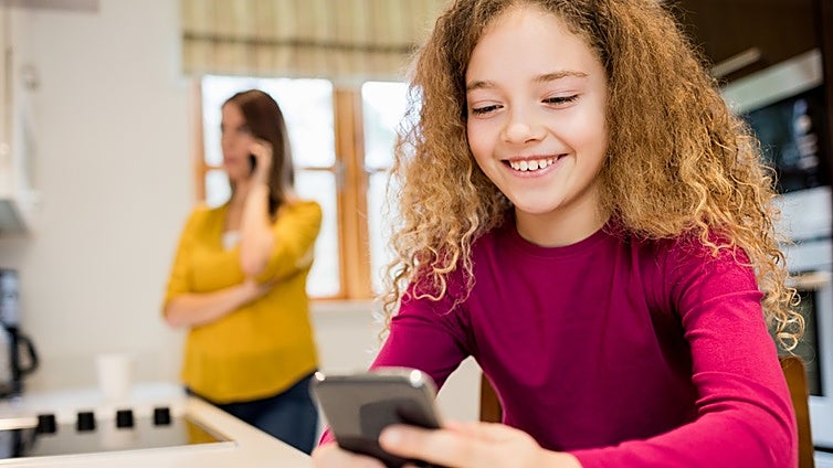 TikTok avisa a los padres sobre el uso de la aplicación de los menores: esta es la edad mínima y el límite de minutos al día