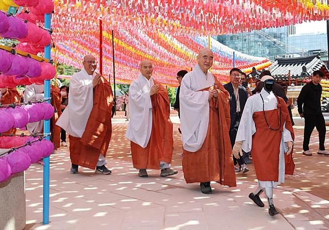 El robot junto a otros monjes budistas durante la ceremonia de ordenación en Seúl