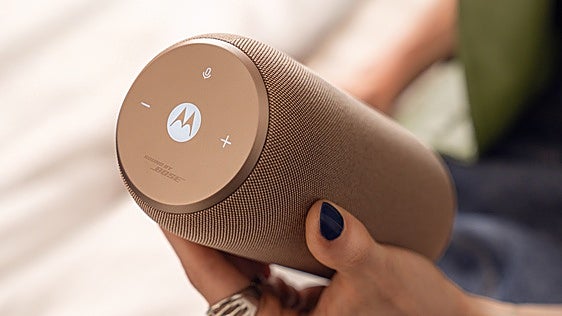 Motorola entra fuerte en el mercado de altavoces portátiles: así suena Moto Sound Flow