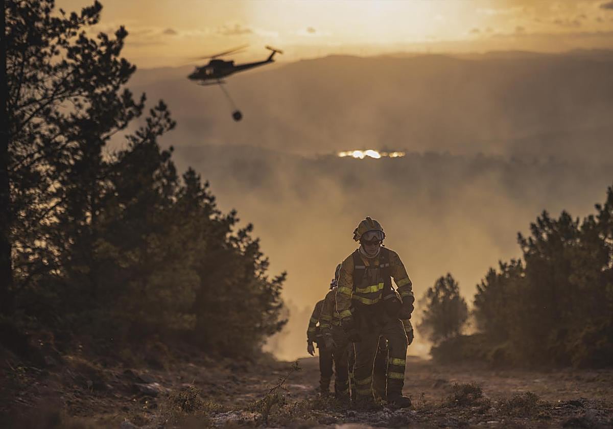 Varios bomberos trabajan en las labores de extinción en La Coruña