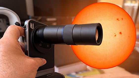 Probamos el 'smartphone' con el que podrás fotografiar el eclipse de Sol