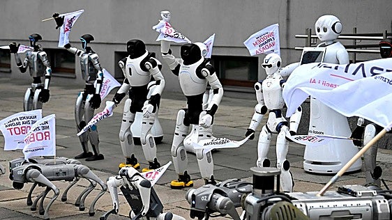 Una treintena de robots se 'manifiestan' en Polonia pidiendo regular la IA