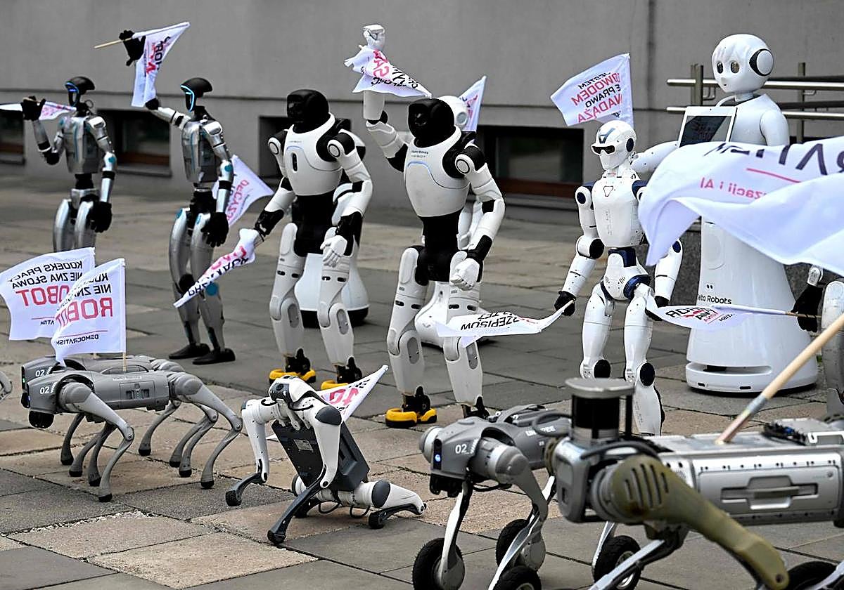 Una treintena de robots se 'manifiestan' en Polonia pidiendo regular la IA vignette