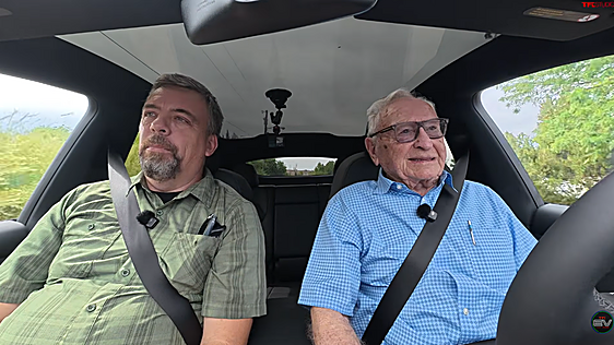 Larry, 98 años, cuenta su experiencia con un Tesla autónomo: «He tenido más de 100 vehículos, y esto magia y un verdadero deleite»