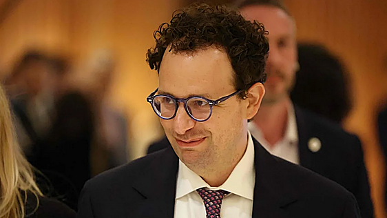 El CEO de Anthropic dice que es necesario frenar el desarrollo de la IA y Altman (OpenAI) y Elon Musk le apoyan: «Podemos perder el control»