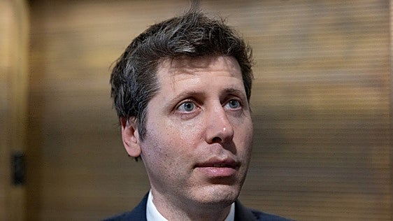 El CEO de OpenAI se une a la alarma sobre una extinción por la inteligencia artificial y retrasa su salida a bolsa
