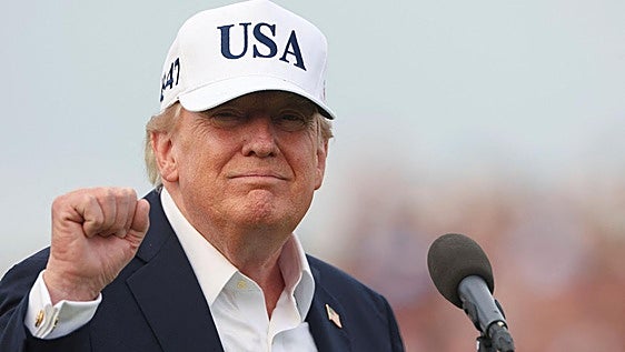 Ante las alarmas apocalípticas, Trump dice que el mejor control a la IA es que él sea el presidente de EE.UU