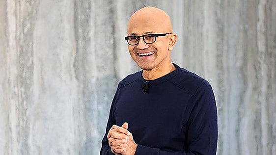Satya Nadella, CEO de Microsoft, se une a la petición de freno en el avance de la IA: «Si no está ayudando a la humanidad y no está bajo control humano, no vale la pena perseguirla»