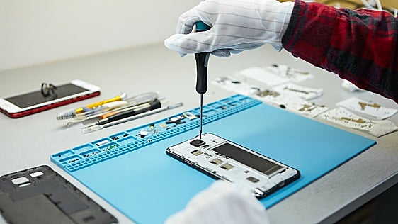 La Unión Europea cambia las normas en portátiles y teléfonos móviles: a partir de 2027 las baterías deben ser extraíbles