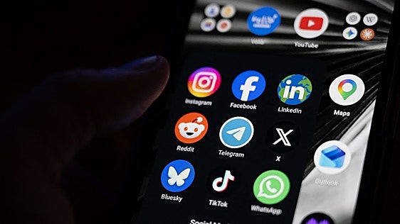 Europa quiere prohibir el 'scroll' infinito en redes sociales a los menores de 18 años