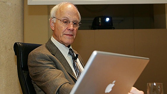 David Gross, Premio Nobel de Física, alerta a la sociedad: «Las probabilidades de que la humanidad viva 50 años más son muy bajas»