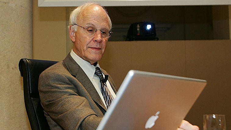 David Gross, Premio Nobel de Física, alerta a la sociedad: «Las probabilidades de que la humanidad viva 50 años más son muy bajas»