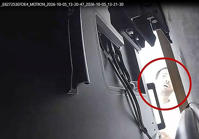 Una cámara capta cómo el empleado mira detrás de la televisión el dispositivo colocado