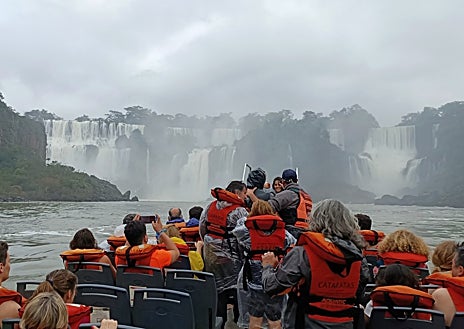 Imagen secundaria 1 - Hay muchas formas de ver las cataratas del Iguazú en el lado argentino. La Gran Aventura, en lancha, con el agua que sobre los turistas, puede ser la más espectacular. Pero también merecen la pena las vistas por el paseo Garganta del Diablo (en la foto superior) o las que proporciona el Circuito InferiorJFA