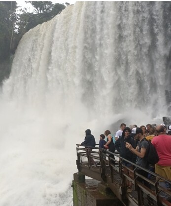 Imagen secundaria 2 - Hay muchas formas de ver las cataratas del Iguazú en el lado argentino. La Gran Aventura, en lancha, con el agua que sobre los turistas, puede ser la más espectacular. Pero también merecen la pena las vistas por el paseo Garganta del Diablo (en la foto superior) o las que proporciona el Circuito Inferior 