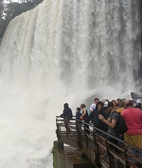 Imagen secundaria 2 - Hay muchas formas de ver las cataratas del Iguazú en el lado argentino. La Gran Aventura, en lancha, con el agua que sobre los turistas, puede ser la más espectacular. Pero también merecen la pena las vistas por el paseo Garganta del Diablo (en la foto superior) o las que proporciona el Circuito InferiorJFA