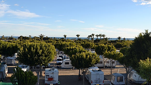 Área de caravanas en el camping Roquetas de Mar.
