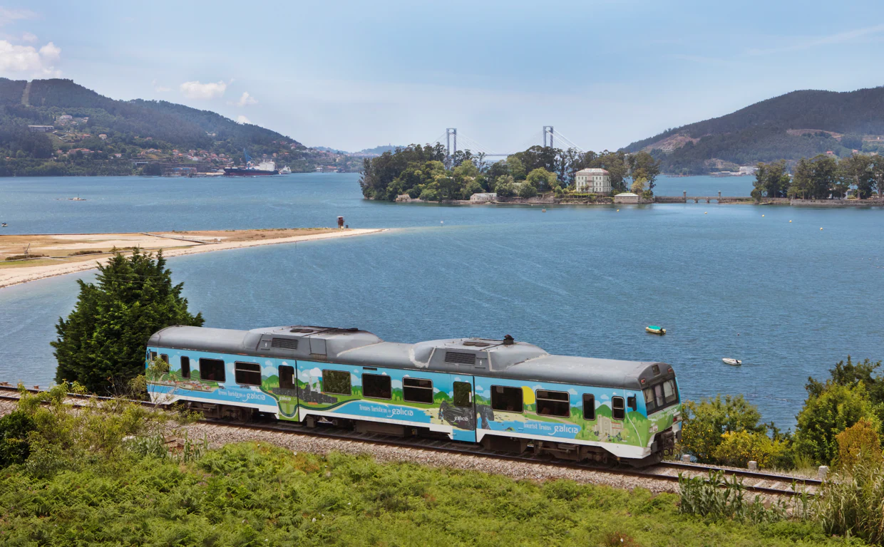 Imagen del tren turístico por la ría de Vigo