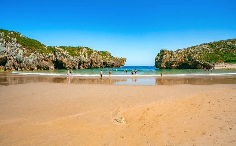 Siete playas de la costa oriental de Asturias para darse un chapuzón este verano