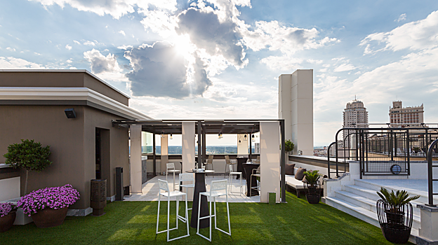 Zona de bar del beach club del hotel Emperador