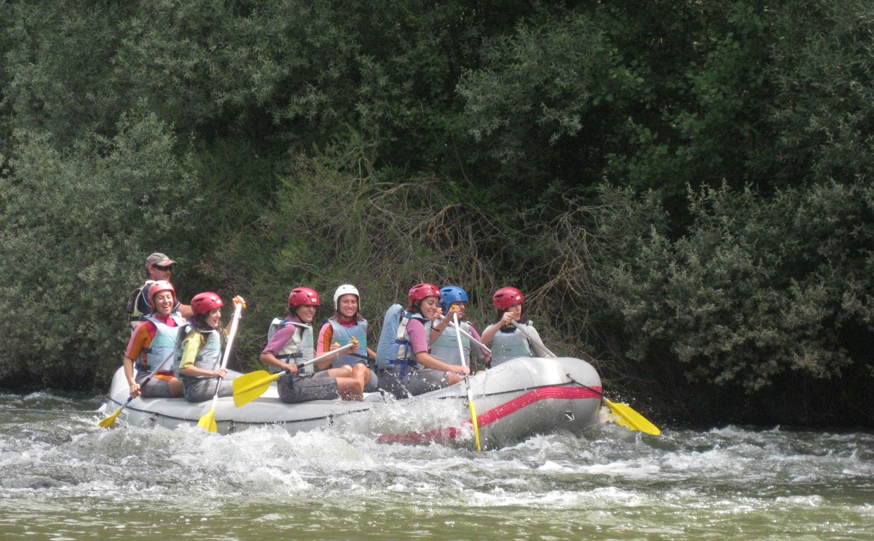 Un grupo realiza rafting en el río Duero