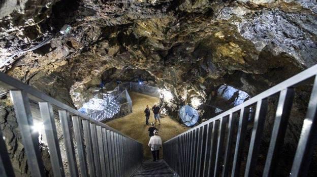 Acceso a la sala donde se ubica la geoda.