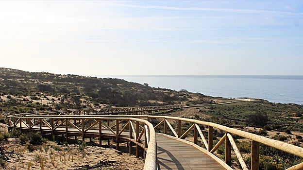 La pasarela que da acceso a la playa de Cuesta Maneli tiene 1.300 metros de extensión