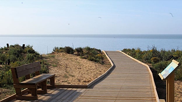 El intenso azul de esta playa se convierte en un paisaje completamente inolvidable