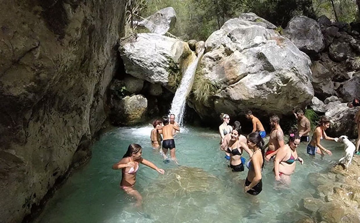 El esfuerzo tiene su recompensa con el baño en espléndidas pozas que forma el río Chíllar