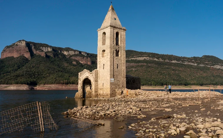 Una iglesia del siglo XI en un embalse sin agua pero lleno de turistas