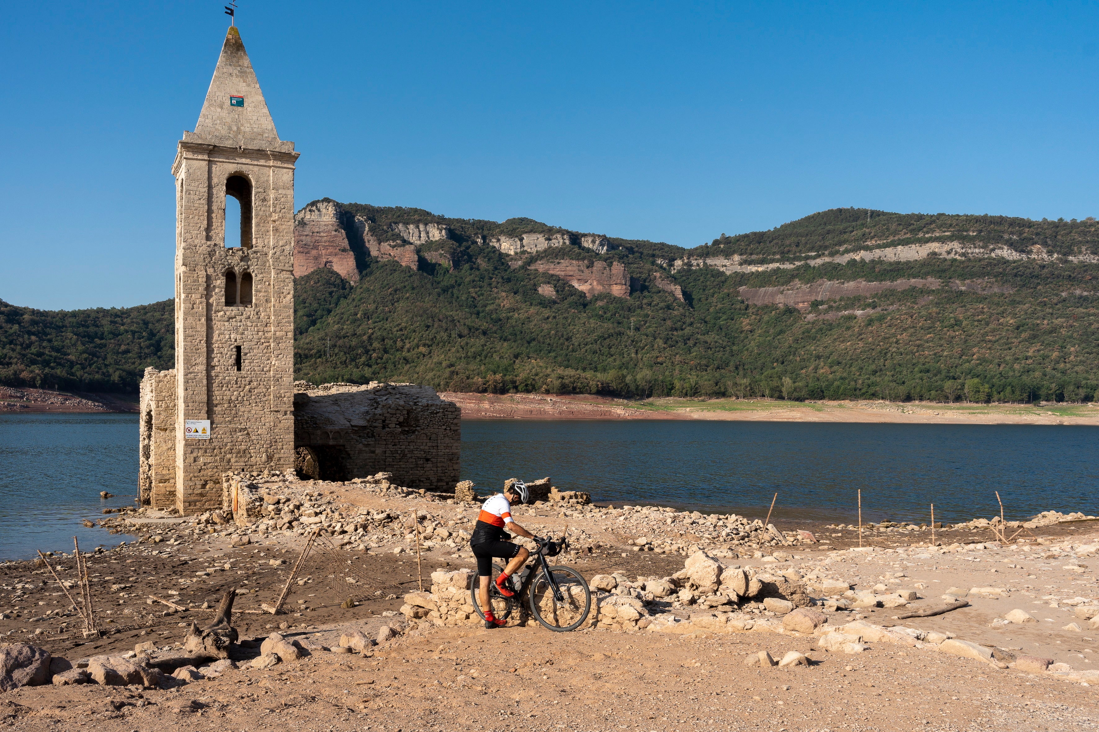 Una iglesia del siglo XI en un embalse sin agua pero lleno de turistas