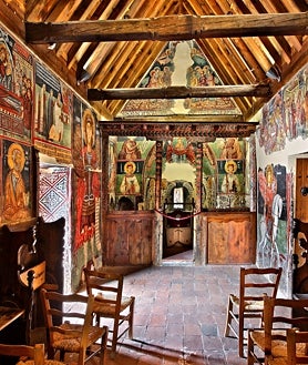 Imagen secundaria 2 - 'La roca de Afrodita' es el lugar donde cuenta la mitología que afloró Afrodita después de que Cronos cortara los testículos a su padre Urano y los lanzara al mar. Arriba, el anfiteatro del Parque Arqueológico de Paphos. A la derecha, la iglesia bizantina de Ayios Nikolaos tis Stegis