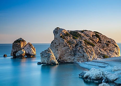 Imagen secundaria 1 - 'La roca de Afrodita' es el lugar donde cuenta la mitología que afloró Afrodita después de que Cronos cortara los testículos a su padre Urano y los lanzara al mar. Arriba, el anfiteatro del Parque Arqueológico de Paphos. A la derecha, la iglesia bizantina de Ayios Nikolaos tis Stegis