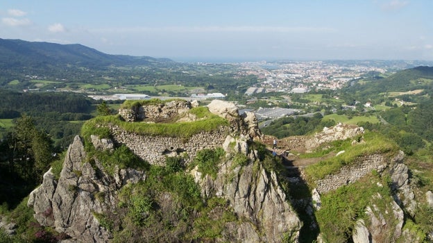 Ruinas del castillo de Beloaga, fotografiado en 2011