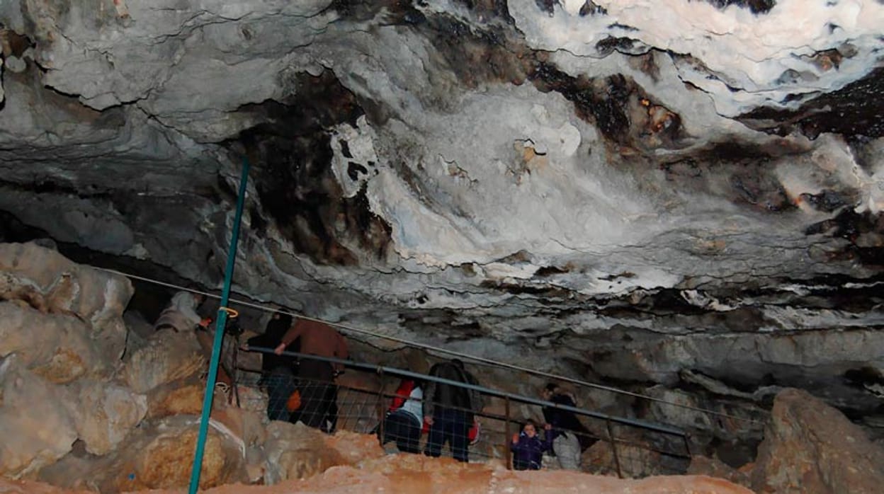 Visita al yacimiento arqueológico de La Araña-Cuevas del humo