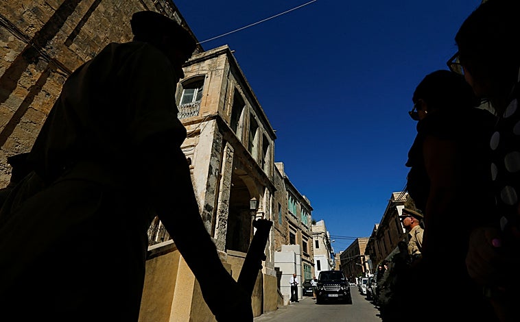 Imagen principal - Miembros del Malta Command WW2 Living History Group y público anónimo mostraban sus respetos a Isabel II el pasado domingo, en la entrada de Villa Guardamangia