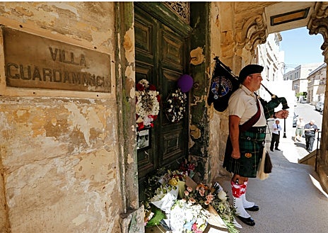 Imagen secundaria 1 - Miembros del Malta Command WW2 Living History Group y público anónimo mostraban sus respetos a Isabel II el pasado domingo, en la entrada de Villa Guardamangia