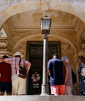 Imagen secundaria 2 - Miembros del Malta Command WW2 Living History Group y público anónimo mostraban sus respetos a Isabel II el pasado domingo, en la entrada de Villa Guardamangia