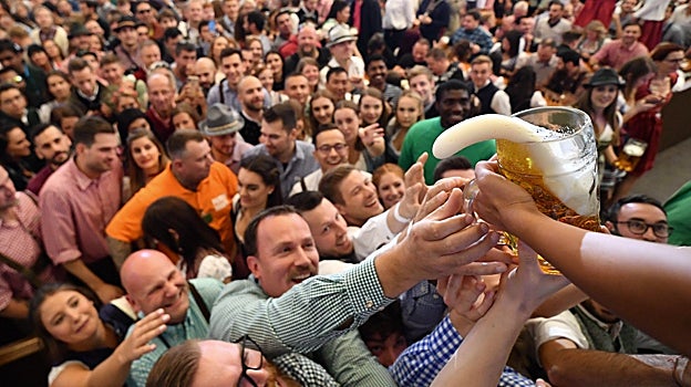 Sirviendo cerveza en el Oktoberfest