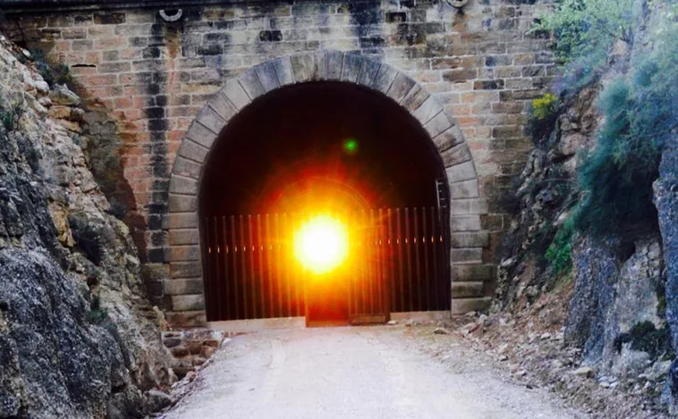 El 'milagro' del túnel de un pueblo de Teruel por el que cruza el sol de punta a punta dos veces al año
