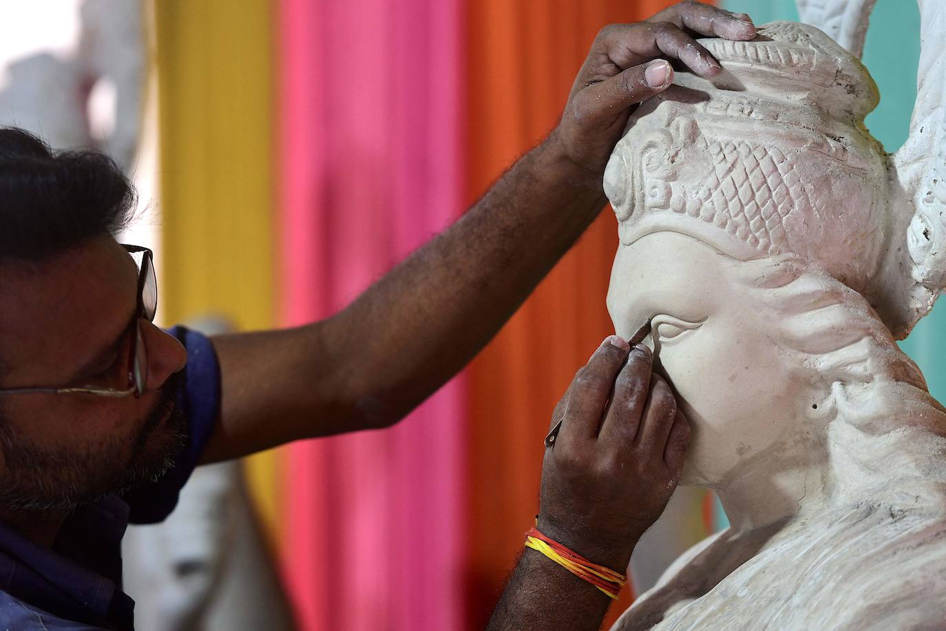 Trabajo meticuloso para llegar a tiempo a la fiesta del Durga Puya, en Bombay