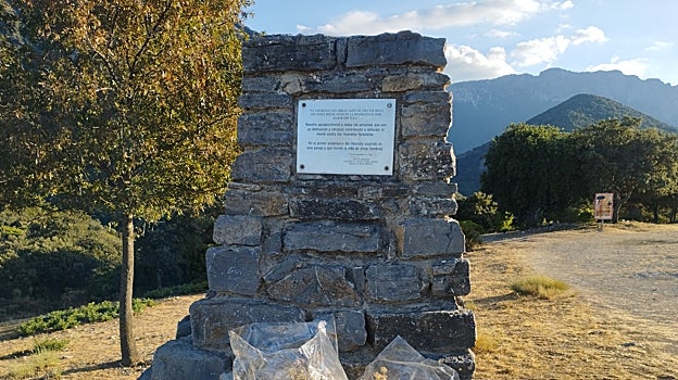La plaza que recuerda a las cinco personas que murieron en un incendio desatado en 1992