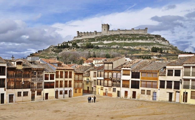 Plaza del Coso y, al fondo, el Castillo de Peñafiel