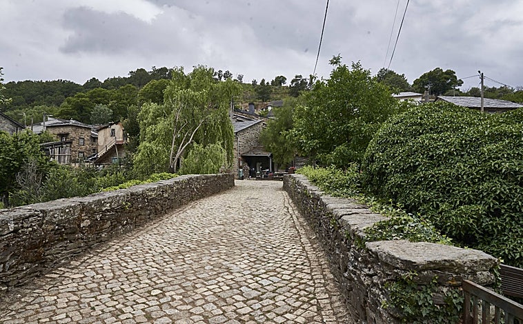Imagen principal - Entre Rio de Onor y Rihonor de Castilla (Zamora) solo hay una calle de distancia. Su cultura mantiene símbolos como sus características máscaras, que eran utilizadas en rituales de iniciación y festejos. En la aldea portuguesa solo viven a día de hoy unas cincuenta personas