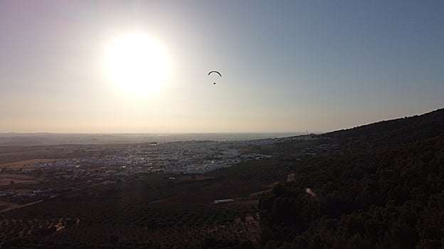 Desde la sierra de San Pablo muchas personas disfrutan de espectaculares vuelos en parapente