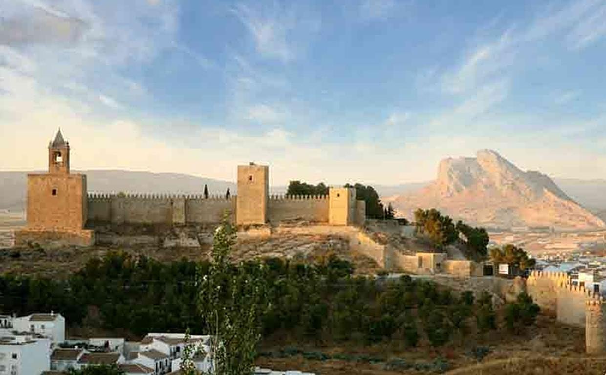 Vista de la alcazaba de Antequera y la Peña de los Enamorados